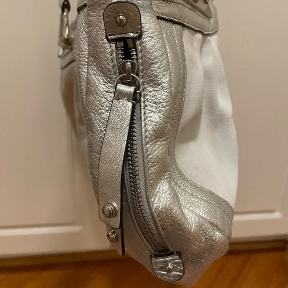 B. Mackowsky white/silver hobo bag - Picture 3 of 11